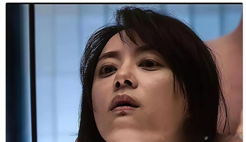 孙俪在《危险关系》里真的脱了。43岁的她把多年包裹的端庄撕开，第一次让镜头贴近身