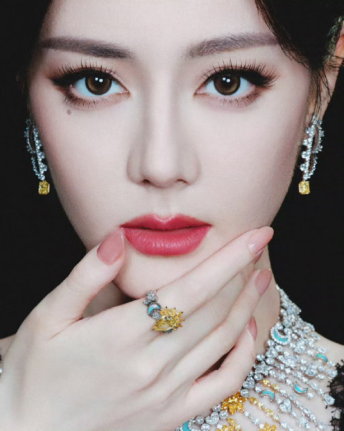 1.迪丽热巴这段时间有很多黑通稿，她想离开公司，但公司还在挽留，现在又打算用舆论