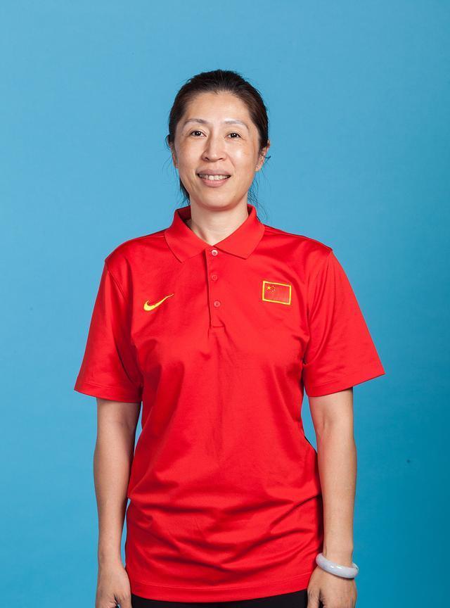 郑薇就是过去式，何必在这个时候表演？兵败巴黎，郑薇已经是很没面子。特别是关键时