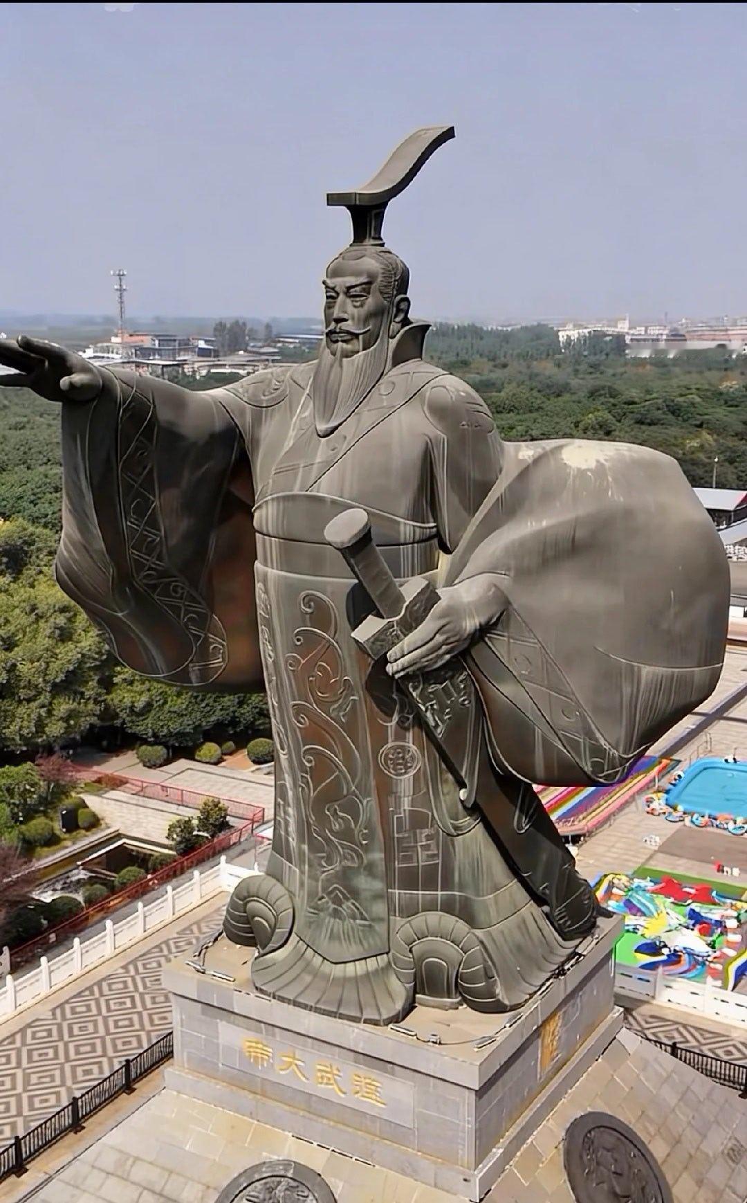 前四张汉武帝雕像，一代雄主气宇轩昂，凝视着远方，手持佩剑，指点江山，很好地表达了