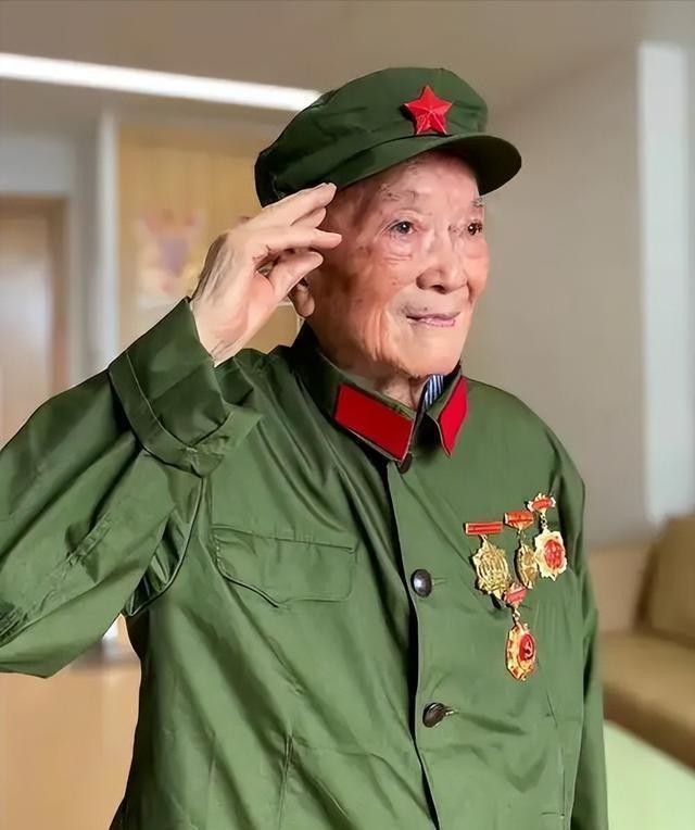 🌞长征路上的最小红军向轩：7岁参军，9岁走长征，1955年时被授予了什么军