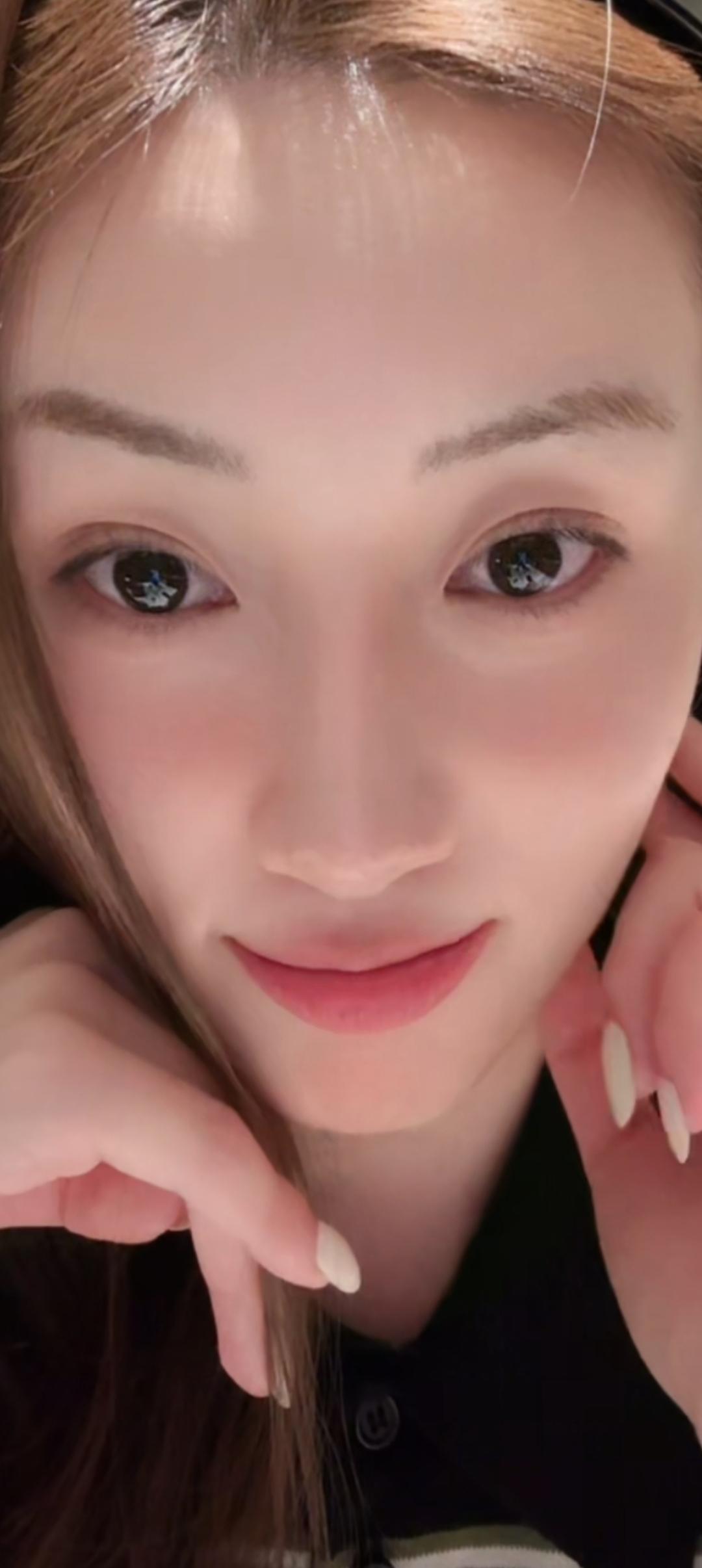 这姑娘的眼睛好大好亮！