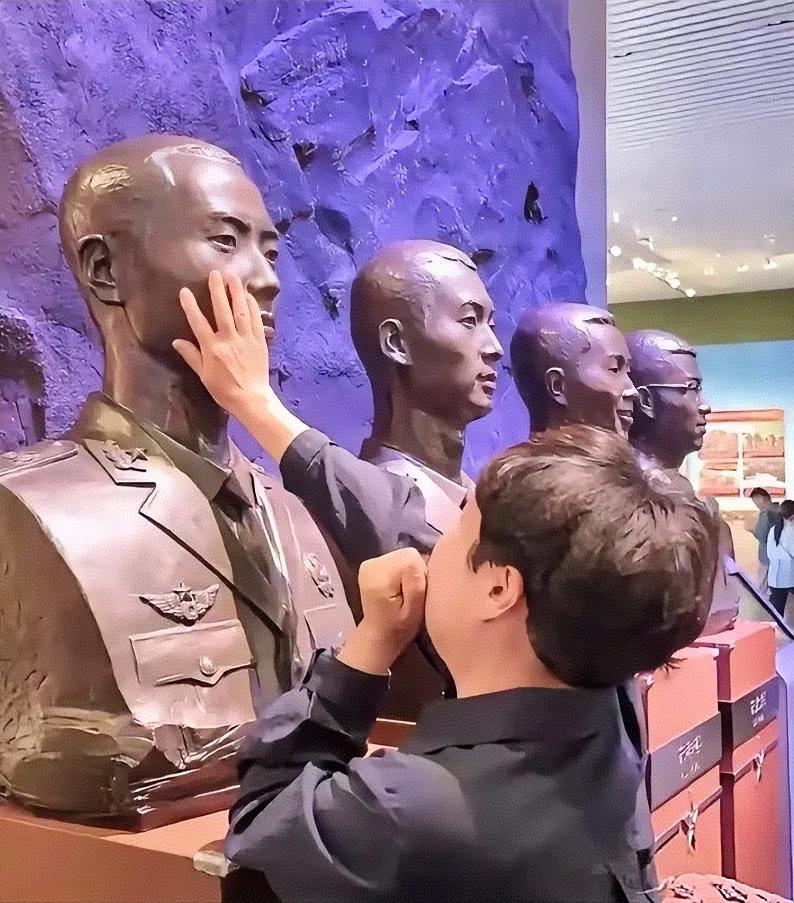 看似平常的一次参观活动，却看哭无数国人，满屏都是心疼与敬意。2026年5月