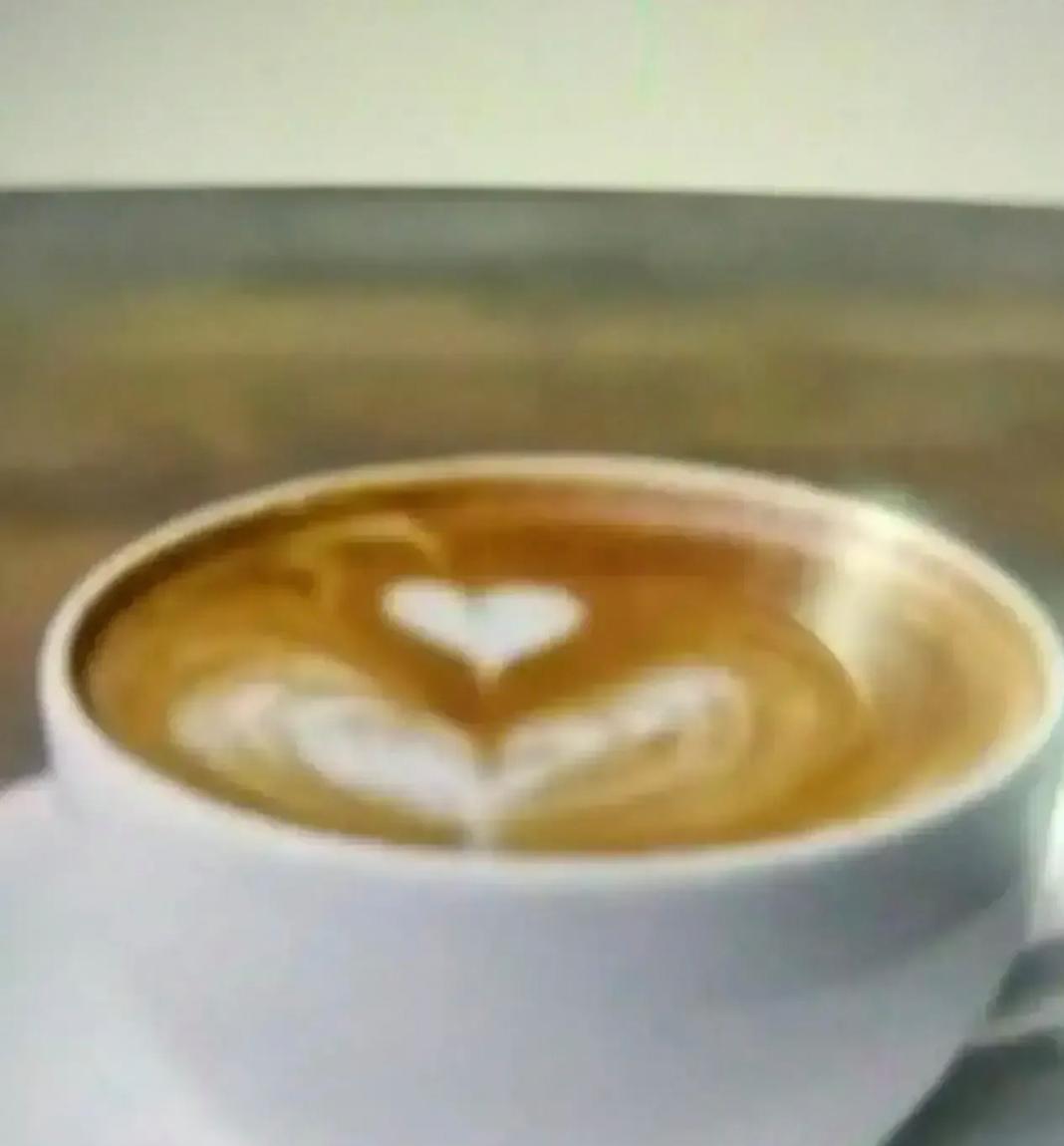 我邻居很是奇怪。他四十多岁了，一天到晚不上班，也没有做生意啥的，整天啥啥都不干