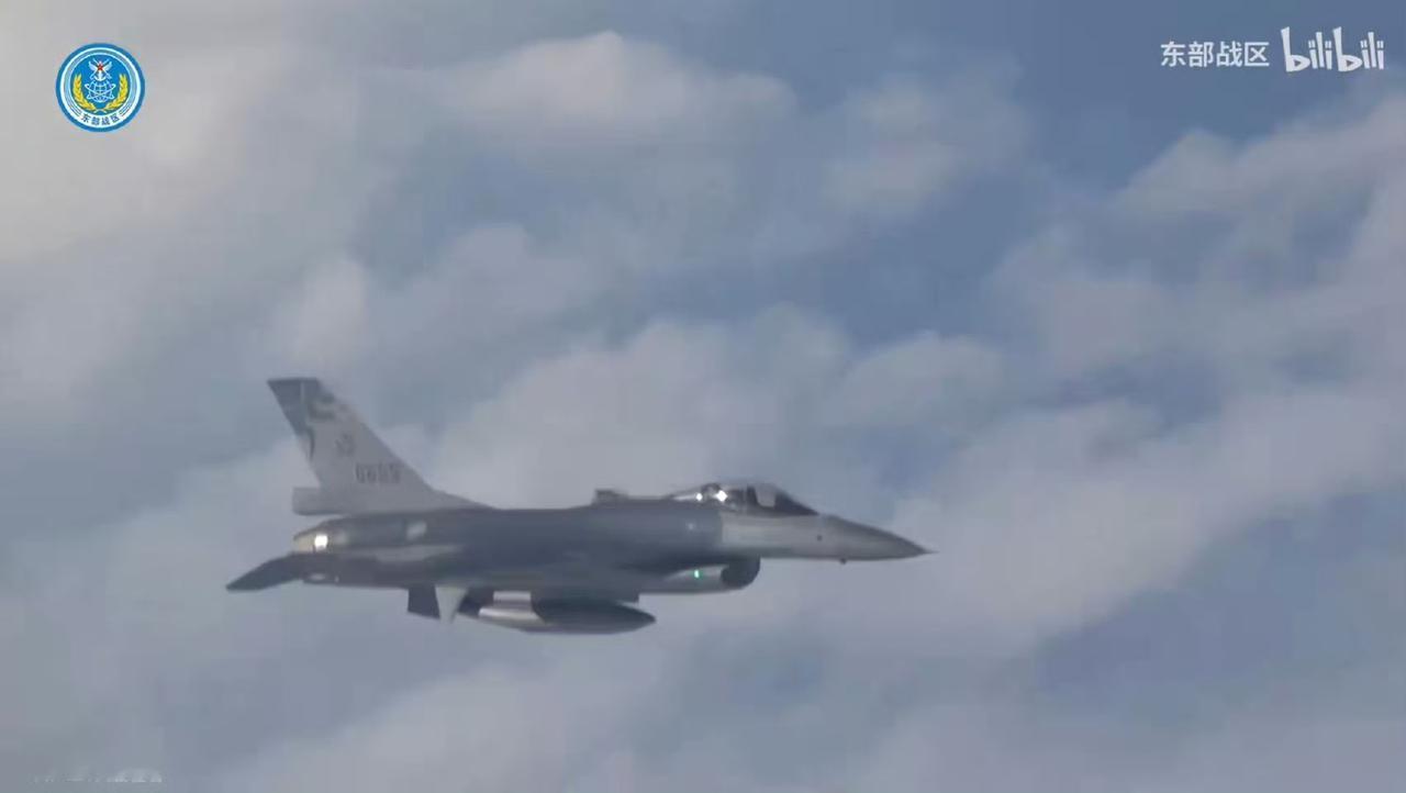 与台军F-16V双机编队近距离接触的画面是我军J-16D电子战飞机拍摄的，画面角