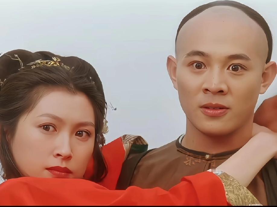 郭蔼明这姑娘，身上那股“腹有诗书气自华”的劲儿，真是藏都藏不住。有人说她在