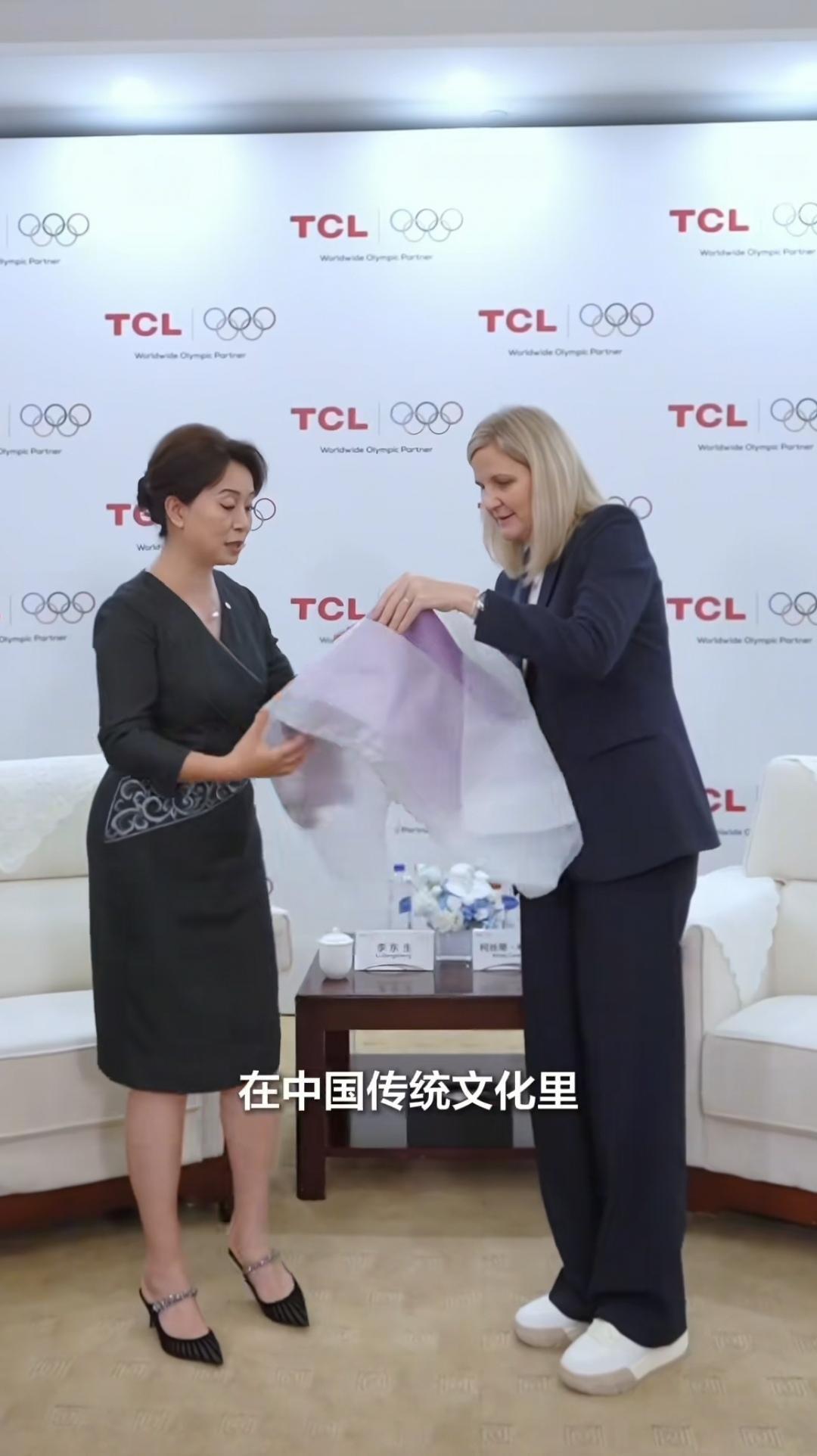 11月11日，TCL老板夫人魏雪送给前来参观的的国际奥委会主席考文垂一条紫色披肩