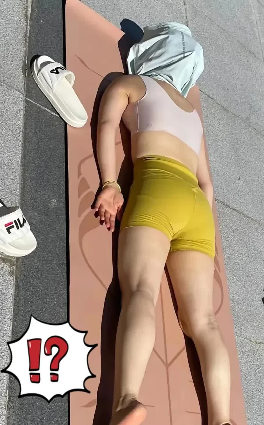 早上去公园晨练，看到一女子趴在地上，我吓了一跳，以为她出事了，我赶紧过去问她怎么