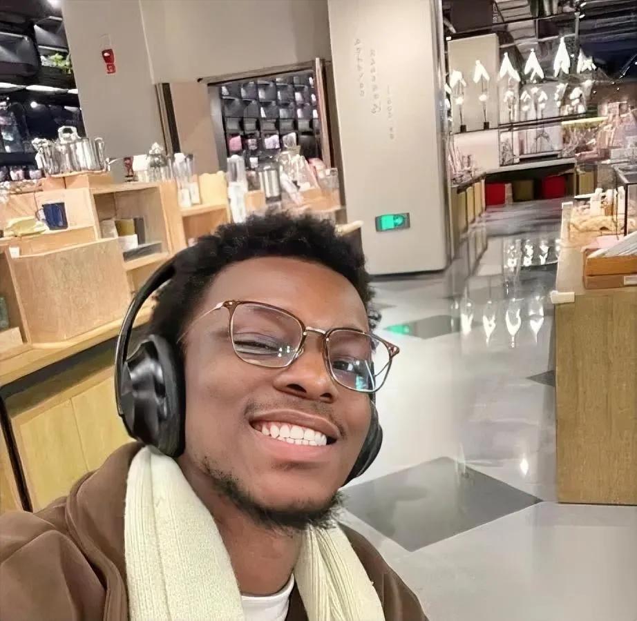 刷到个采访差点没把我气笑几个印度留学生的话太让人窝火说在咱这儿像“上等人