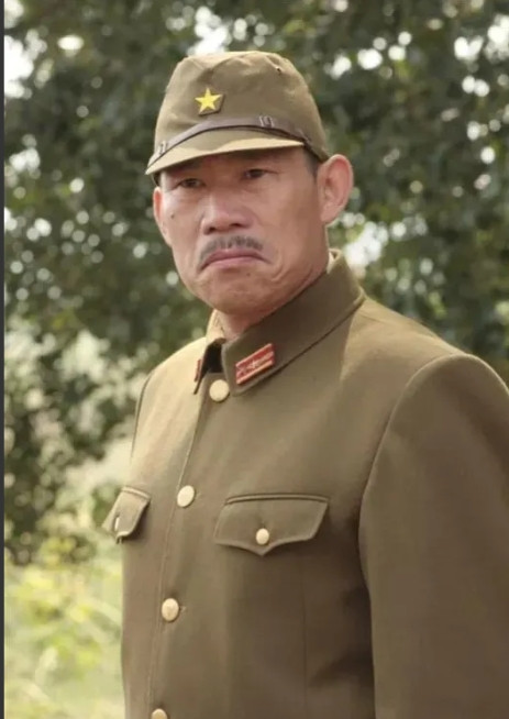 2004年底，《亮剑》开拍，因剧组资金紧缺请不起日本演员，在片场导演心急如焚地喊