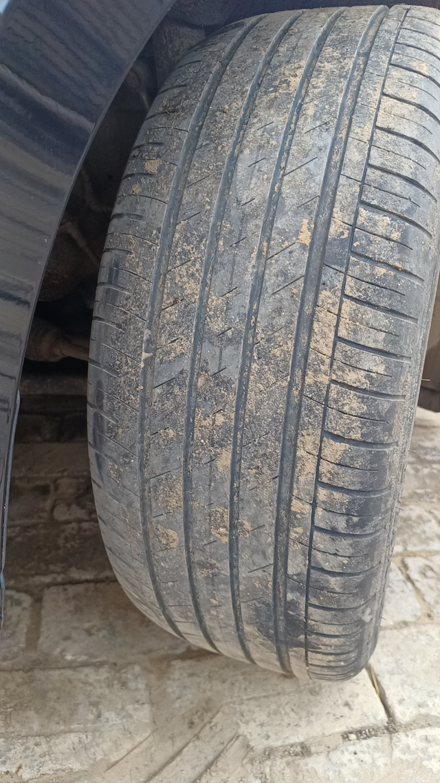 迈腾吃胎两万多公里，前轮吃胎吃成个这