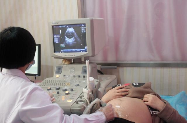 女子做4次流产腹中胎儿岿然不动, 医师检查后有点呆