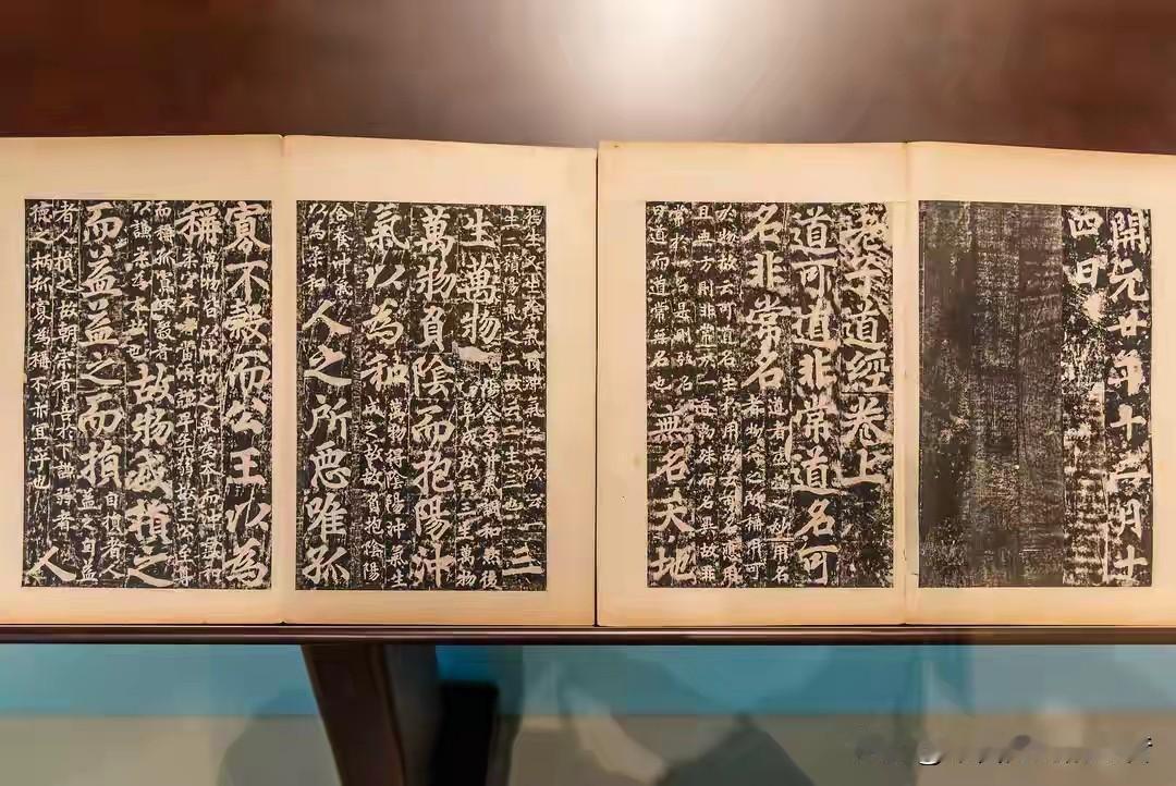 武当山金顶上，一群韩国游客脸色铁青。带头的那个中年人指着宫观屋檐上的太极八卦图，