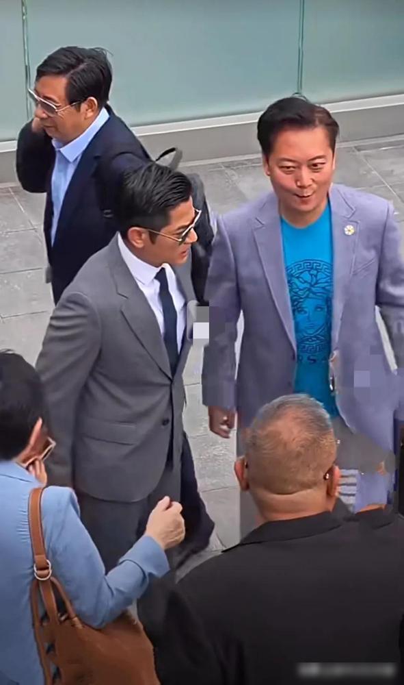 太炸裂了！59岁郭富城带全家现身沙田马场，灰西装黑领带帅得像30岁小伙！5月25