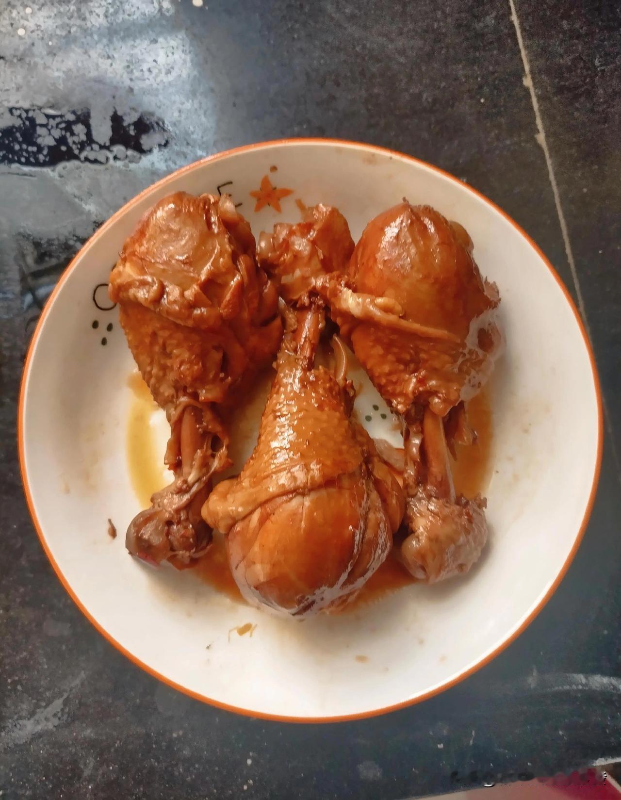 今天上午卤了6个鸡腿，中午吃了3个，剩下的放冰箱冷冻起来，等明天晚上8点多孩子放