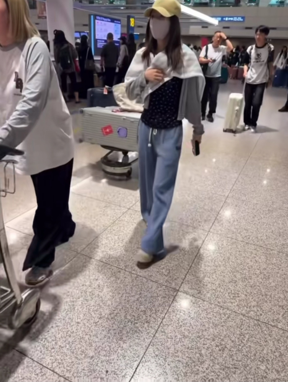 网友偶遇赵露思在🇰🇷买衣服，这是为新剧《告别信》做准备吗​​​