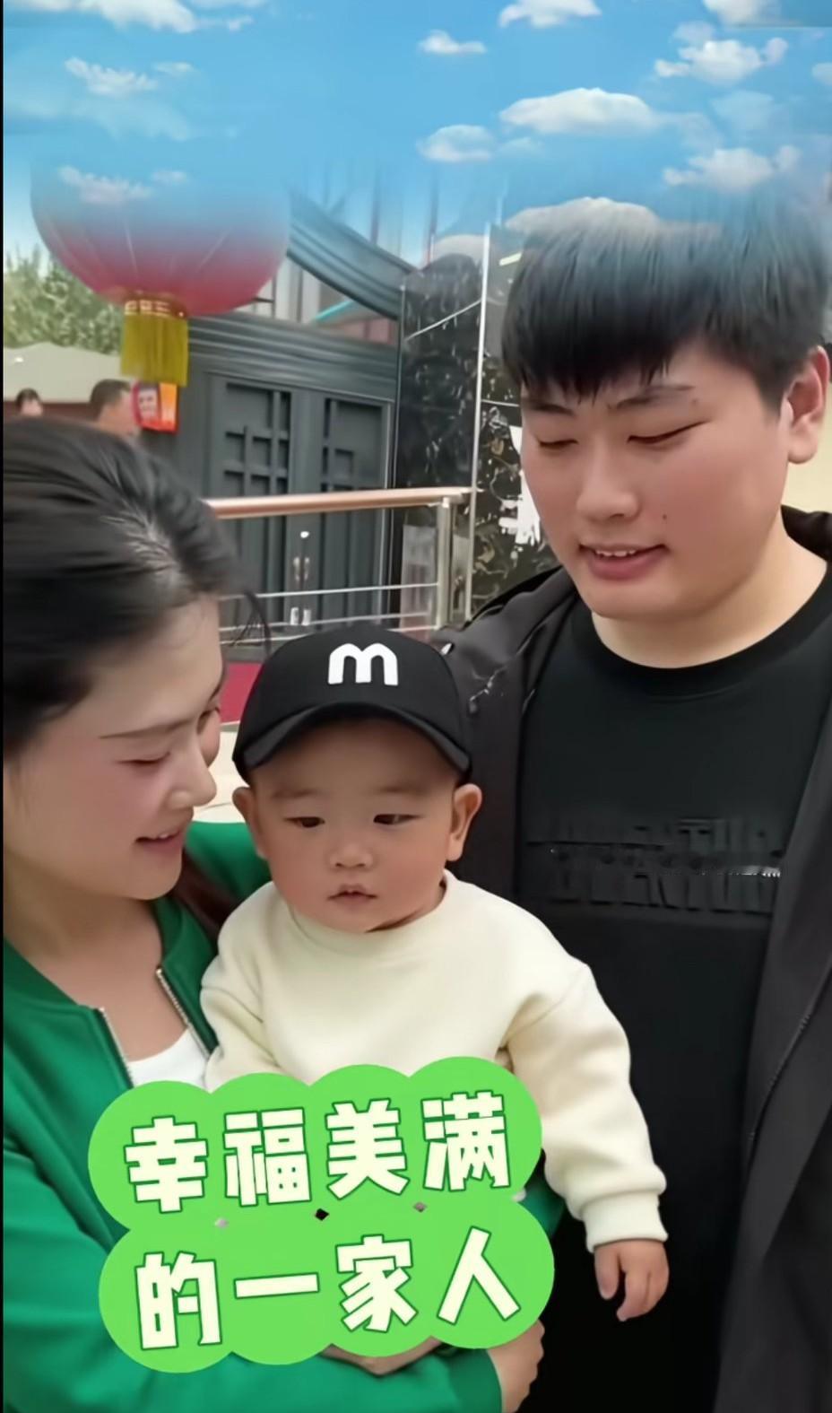 小宝宝长的好看像爸爸，一家三口很幸福，这个媳妇一看就有福，郎才女貌生了一个帅气