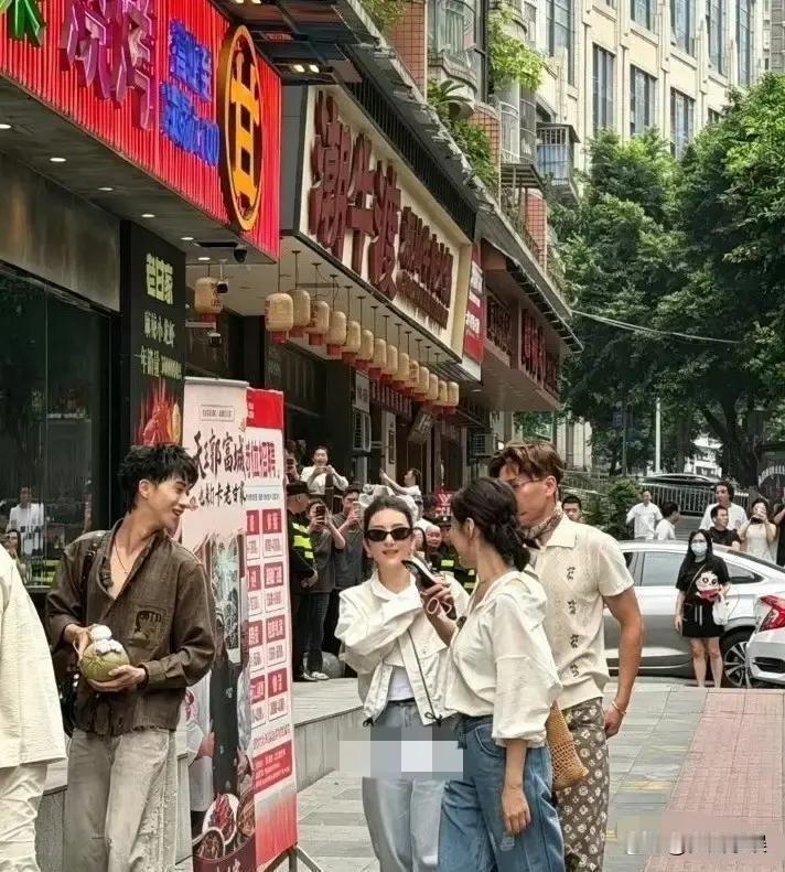近日，方媛在重庆录制综艺，节目组安排打卡小龙虾店，她对着与郭富城的海报秀恩爱，看