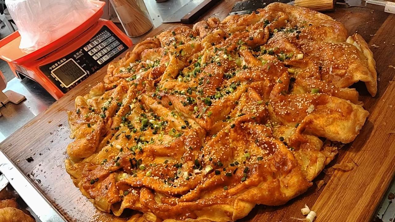 哈哈，今天早上买了一整张的酱香饼，大家猜猜花了多少钱～