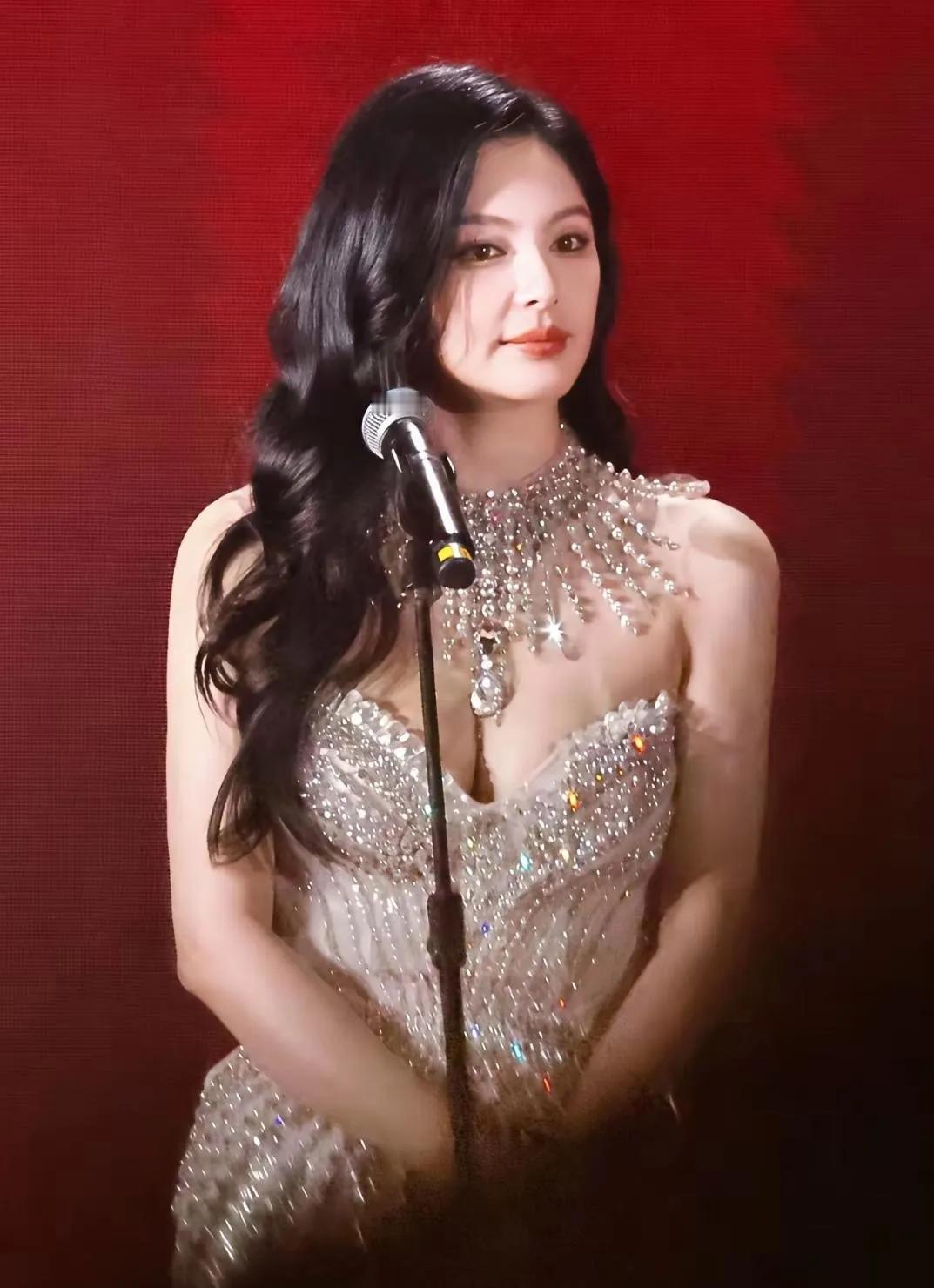 这才是真正的“人间尤物”！张雨绮身穿华丽钻裙，完美勾勒S级曲线。高开叉设计露出修