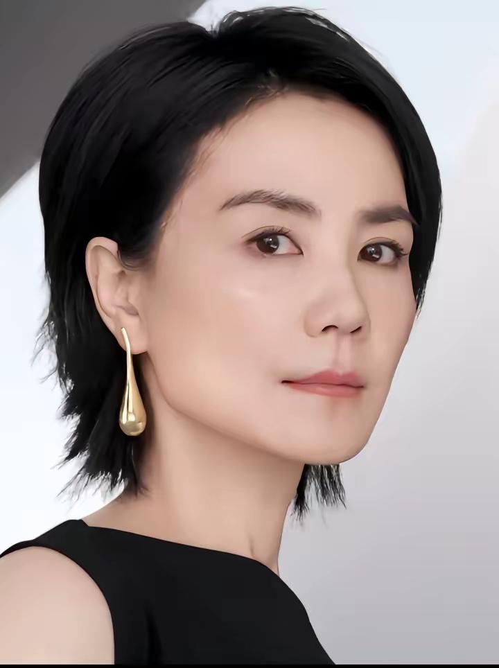 王菲最近这几张广告大片太精致了，精雕细琢，几乎精致到每一根头发丝和汗毛孔，也如时