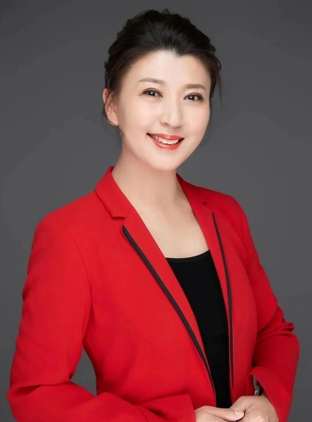 东北知名艺人闫学晶到底有多缺钱，恐怕她本人也不知道吧。30万出场费，一场商演