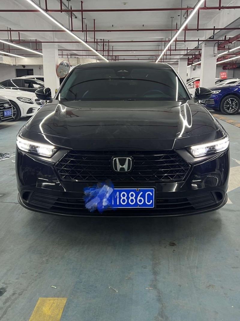 雅阁2023款260TURBO智享版裸车价：14.38万平均油耗：7.6
