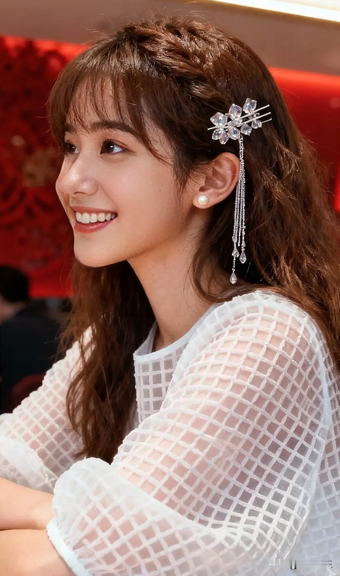 温柔少女心，精致发饰搭配，优雅气质满满。分享手机里最美的随手拍手机随手拍最满意