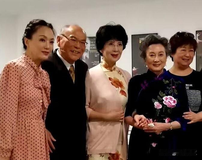5人同框，有三位女士是上影演员剧团的著名影星，她们艺术创作的巅峰期在上世纪八、九