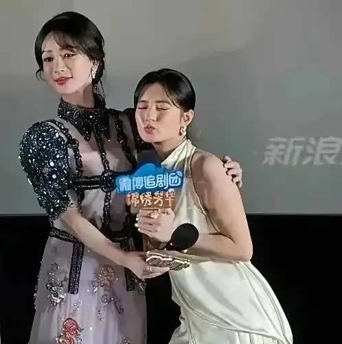 放过她吧杨紫，真的承受不了这动不动就是搂腰搭背的还一个嘟嘟嘴送过