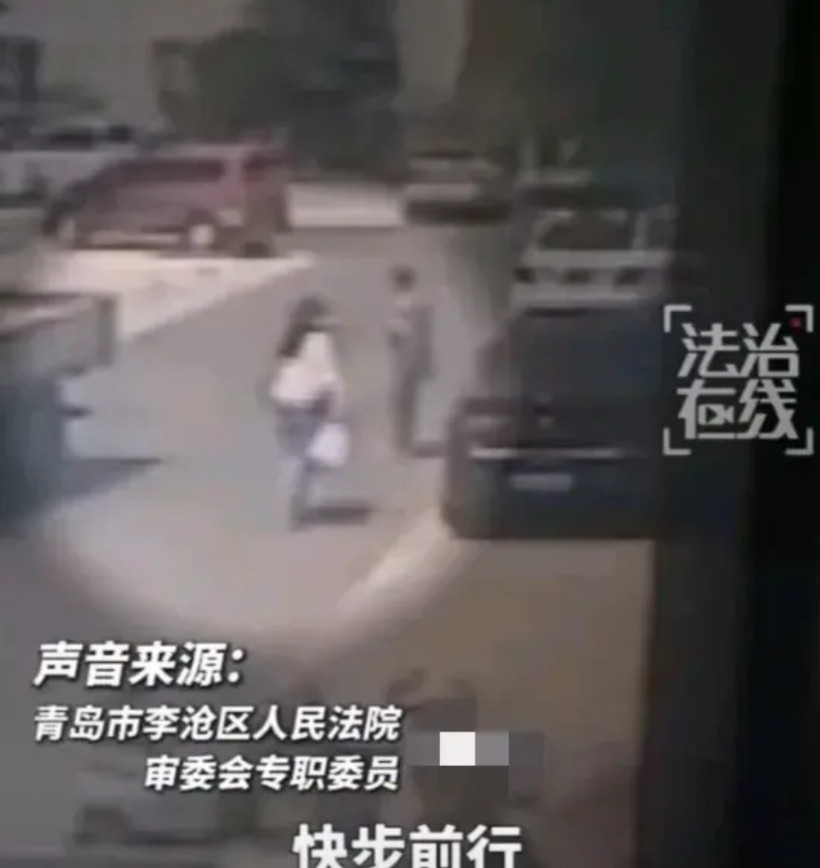 青岛走路撞人案的监控被“法治在线”节目公布了，与原来网传的案情大相径庭！视频