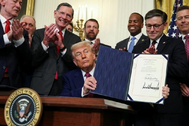 对华乱拳无章法，美国正淬炼出一位超越自己的强大对手！12月15日，美国《国会