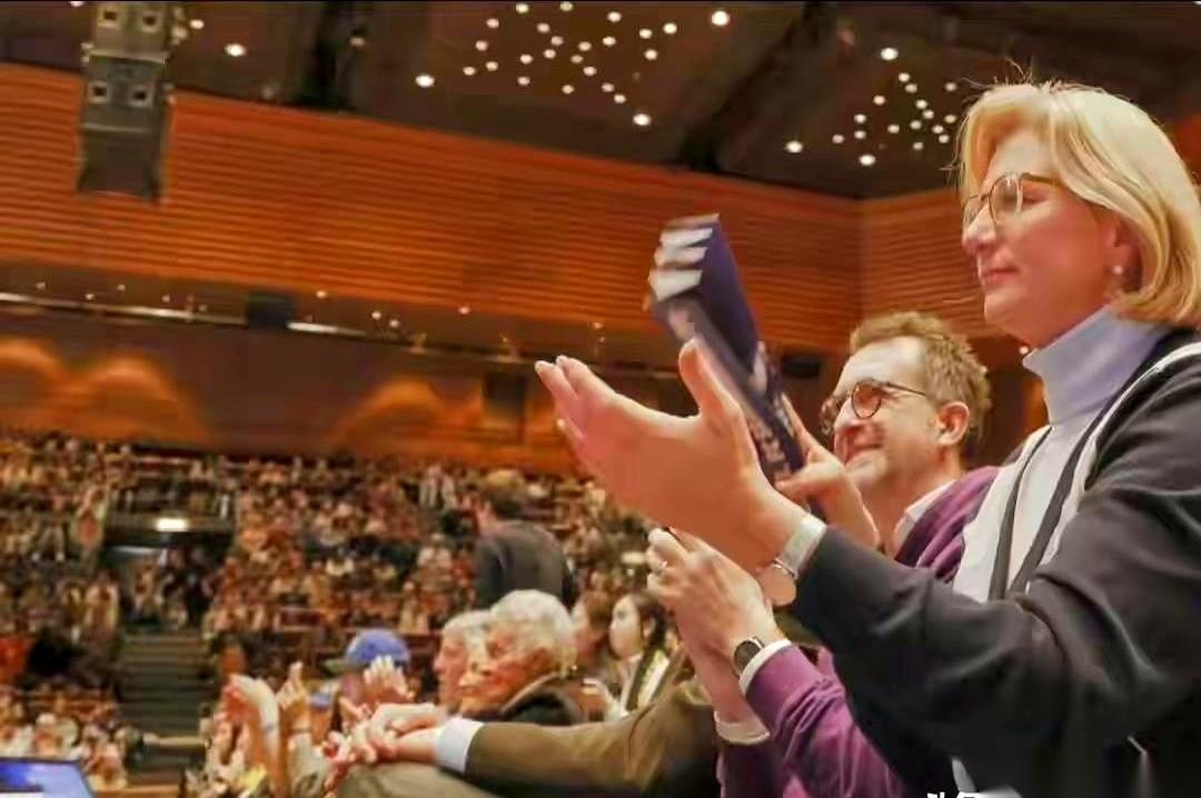 真就离谱。德国一个州的女州长，看完樊振东他们队3:2干翻了德甲第一，激动得当晚