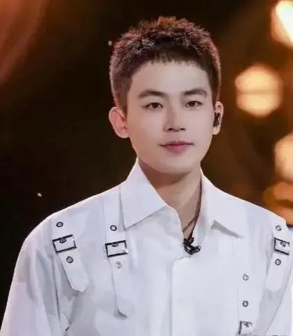 说实话欧豪能火，最该感谢的，不是让他出演《左耳》的导演苏有朋，也不是让他出演《建
