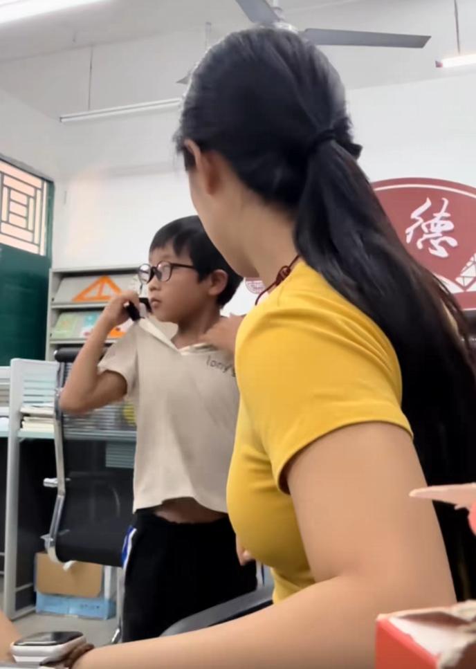 “这名老师火了”！重庆一女老师提醒学生，天气热要勤换衣物，可一星期过去了，班上有