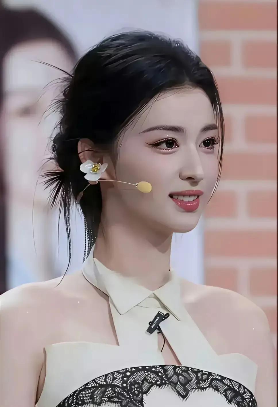 别再骂她翻白眼了。王楚然在强光下眯着眼，是因为她有600度近视，根本找不到镜头