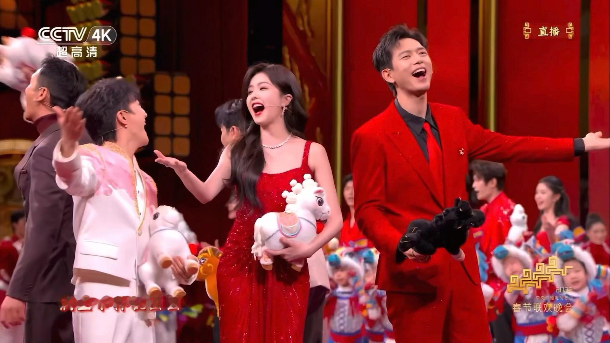 好喜庆的三个宝宝哈哈哈哈！周深白鹿李现好喜庆