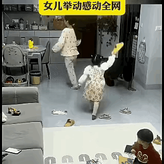 老爸突然被噎到脸通红，大女儿慌得端水狂奔，6岁妹妹却不慌不忙抄起拖鞋……“