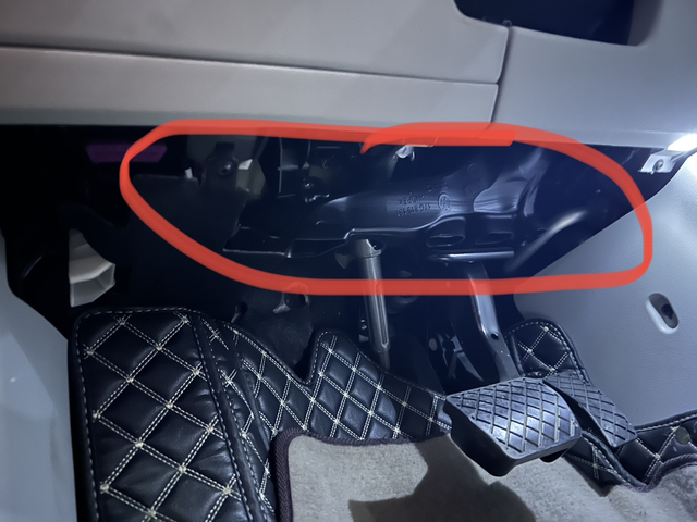 奇怪的速腾23版速腾主驾驶下面防护板都是没有的么？