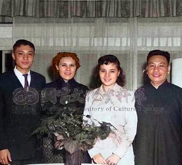 这是1953年2月15日，蒋中正的孙女蒋孝章过生日。这一天是蒋孝章15岁生日。蒋