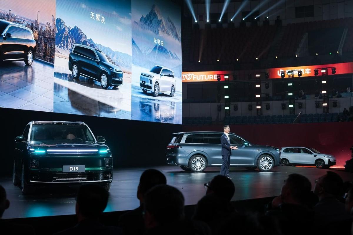 零跑十周年大会上，我们看到了一台怎样的零跑旗舰SUV？ “比理想L8智能、比