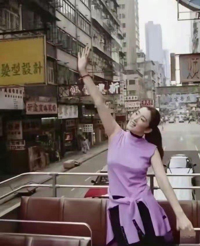 这是当年巩俐第一次来到香港，这一年她也就30岁左右，非常年轻！​​​