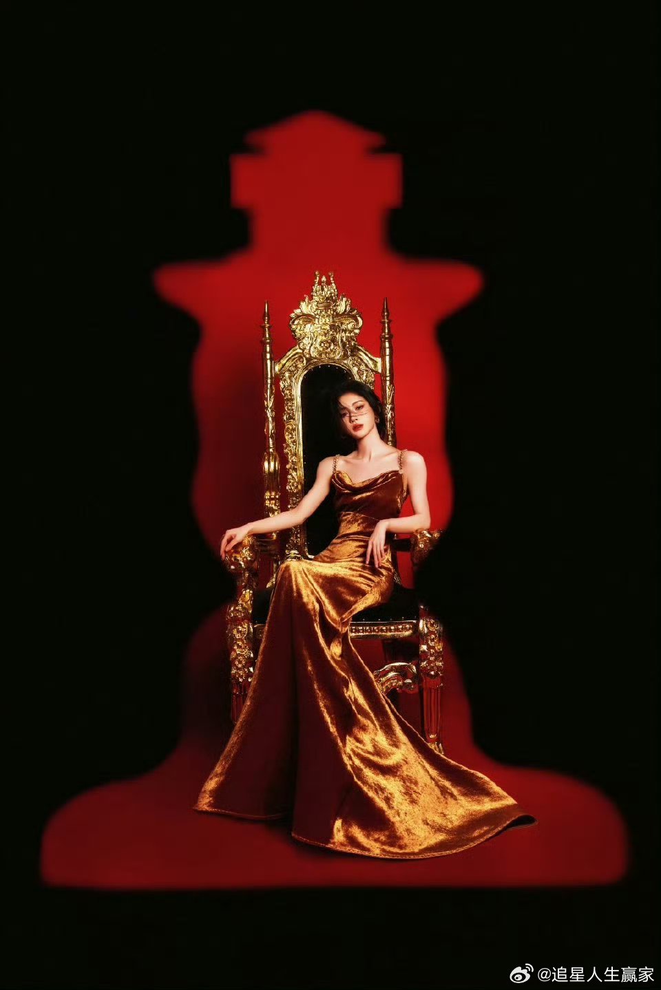 鞠婧祎鎏金玫瑰长裙这个造型真的好适合拍转场啊！有没有拍，再次出圈女神，完全是女皇
