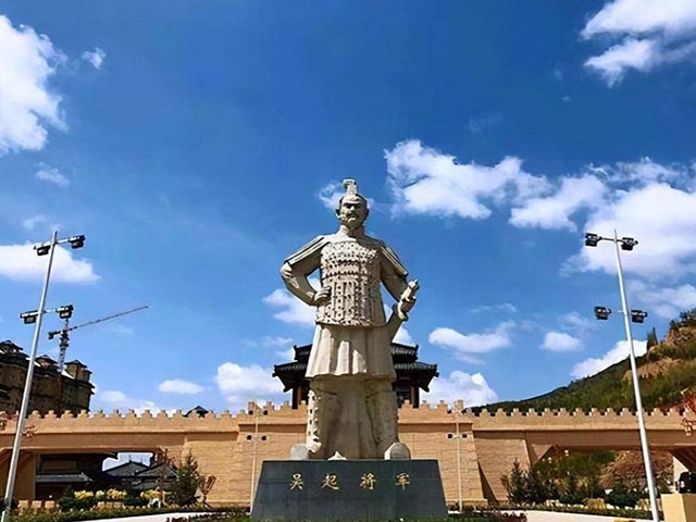 出自“山东”的十大名人：1.春秋：至圣先师孔丘，鲁国昌平乡陬邑人（今山东曲阜