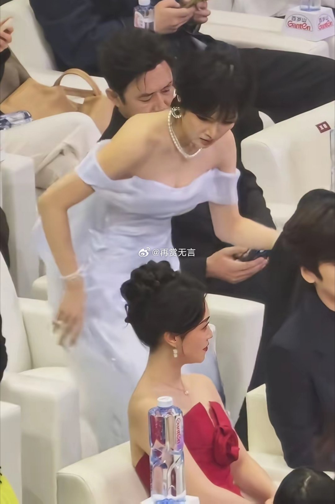 以前觉得她不配进入娱乐圈，最近对她改观了，这形象比很多女艺人在线。