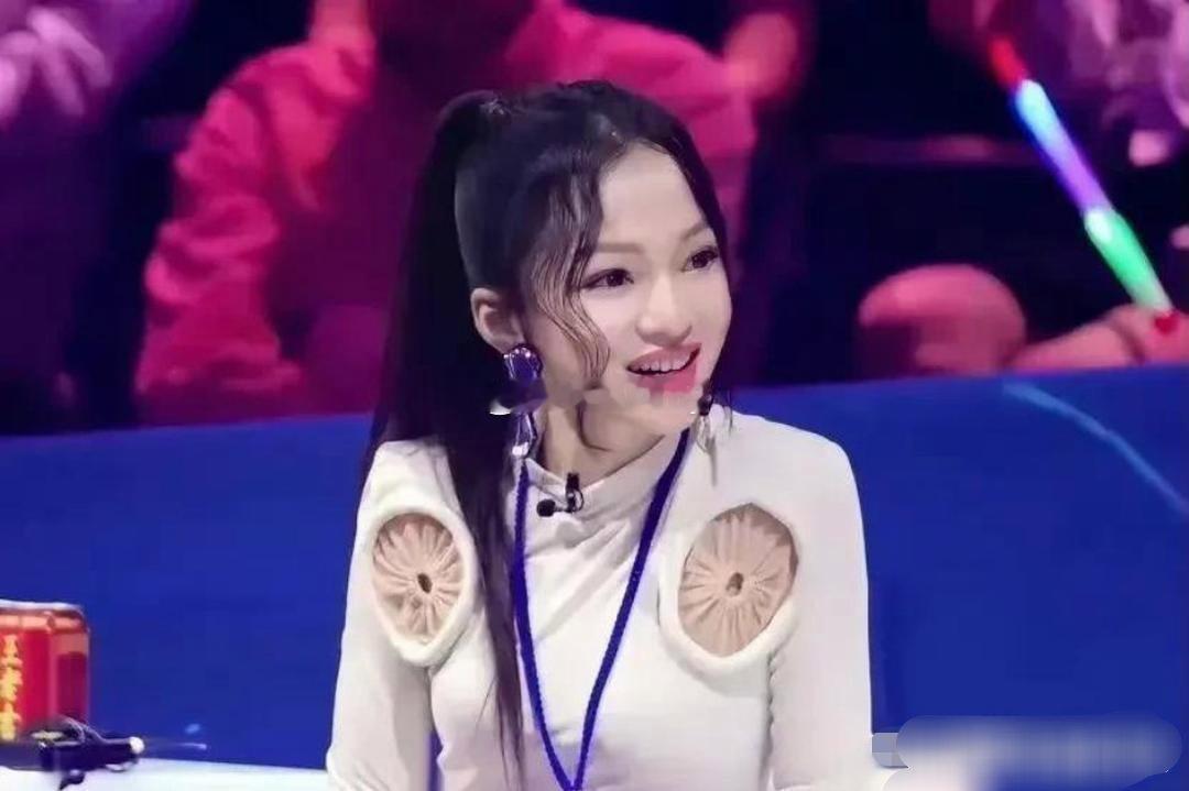 谁能告诉我张韶涵这衣服上安了个什么玩意啊