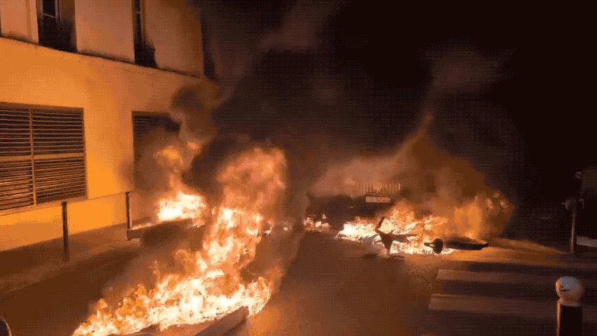 更多巴黎暴乱视频来了：巴黎赢了球，外来移民却能把城市变成地狱！巴黎圣日耳曼队夺得