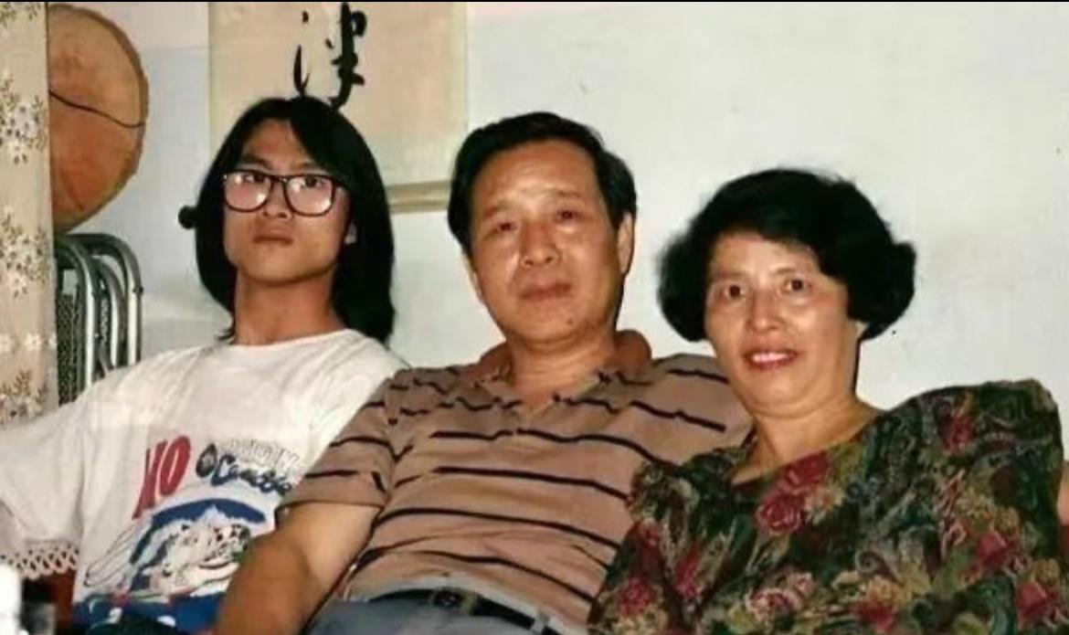 汪峰老师的生活照，父母与子女。家庭条件蛮好的，父亲一看就是官员他这长相随了谁