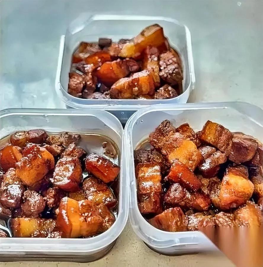 做了锅红烧肉送三家结果却等来了沉默？满心欢喜炖了三小时的红烧肉，分装好送