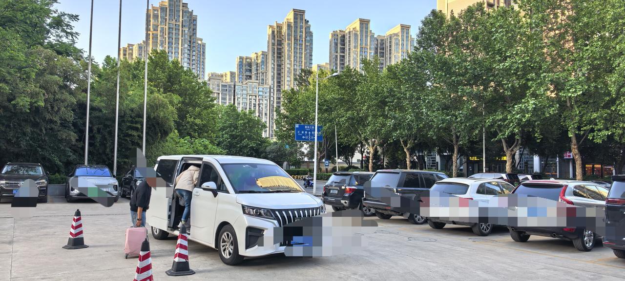 旅游旺季，跟几个网约车司机聊天，都反馈说现在跑网约车根本就不怎么挣钱。相反，当年